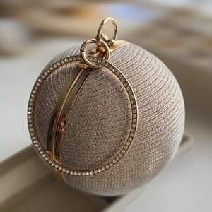 Elegant Spherical Bag with Sparkles
Circular bag in golden tones,
